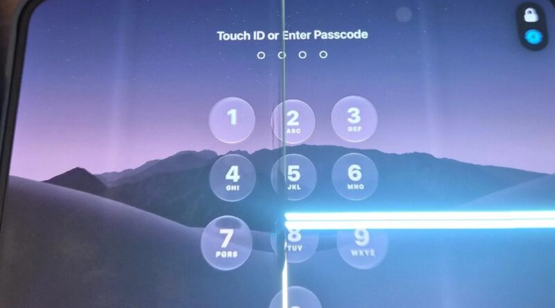 Vnitřní displej iPhonu Duo s jasnou linkou po prasklině