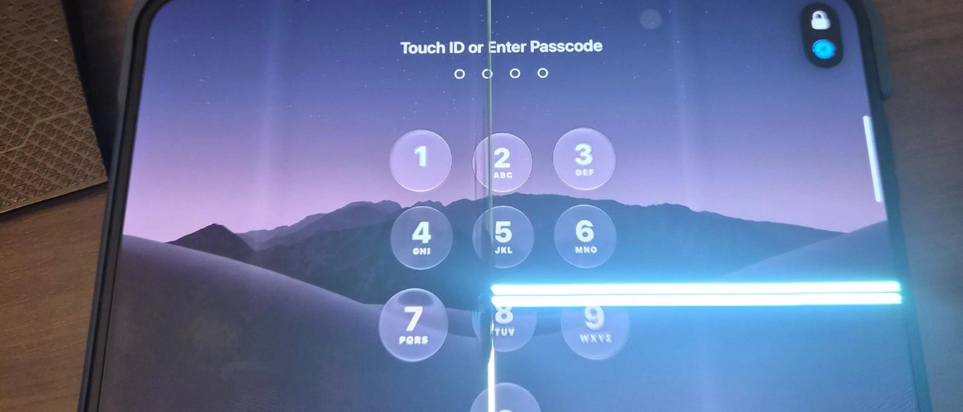 Vnitřní displej iPhonu Duo s jasnou linkou po prasklině