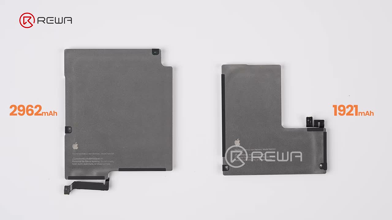 Dva vyjmuté akumulátory iPhonu Duo s popisky 2962 mAh a 1921 mAh