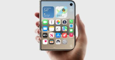 Ruka držící složený iPhone Duo s vnějším displejem