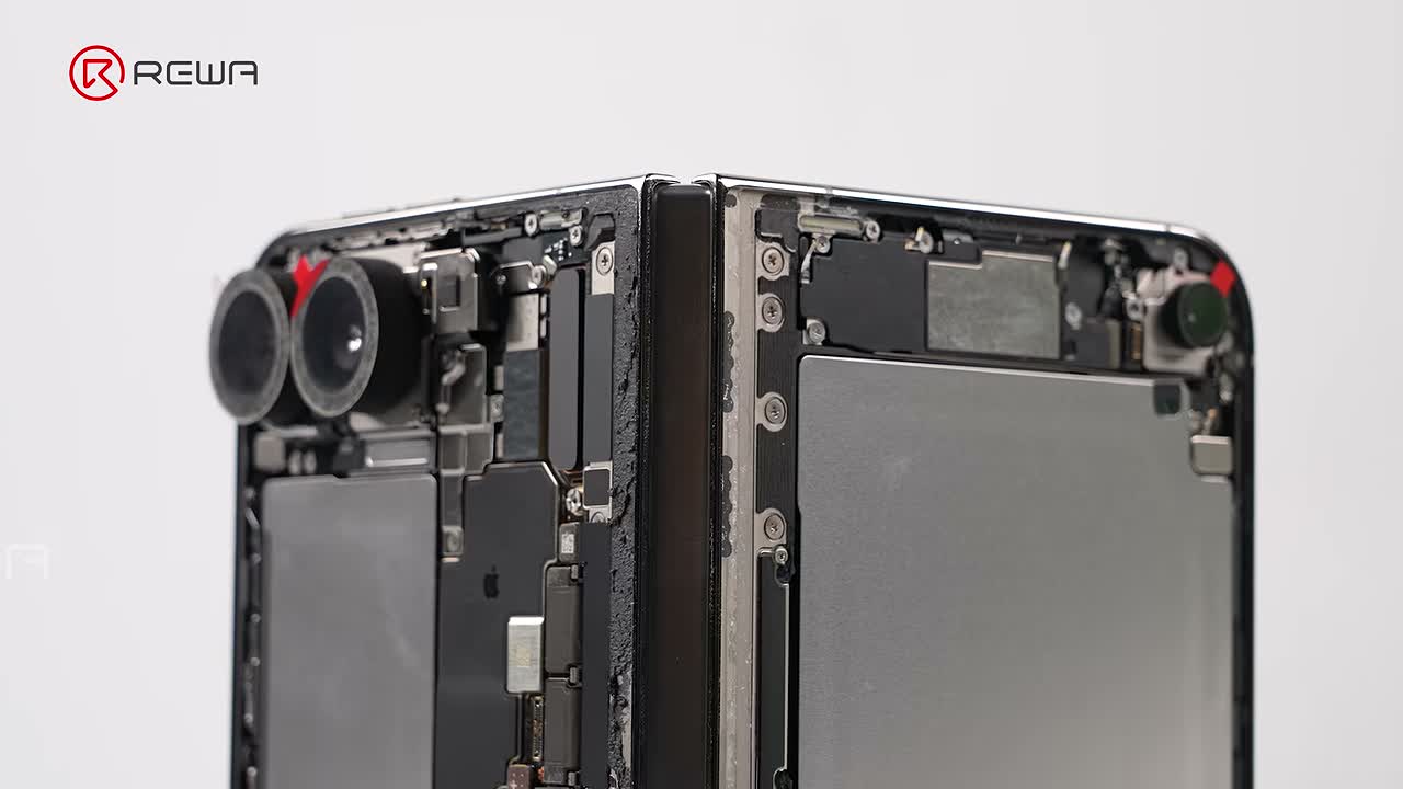 Obě poloviny iPhonu Duo s odstraněnými kryty, vidět jsou baterie a desky