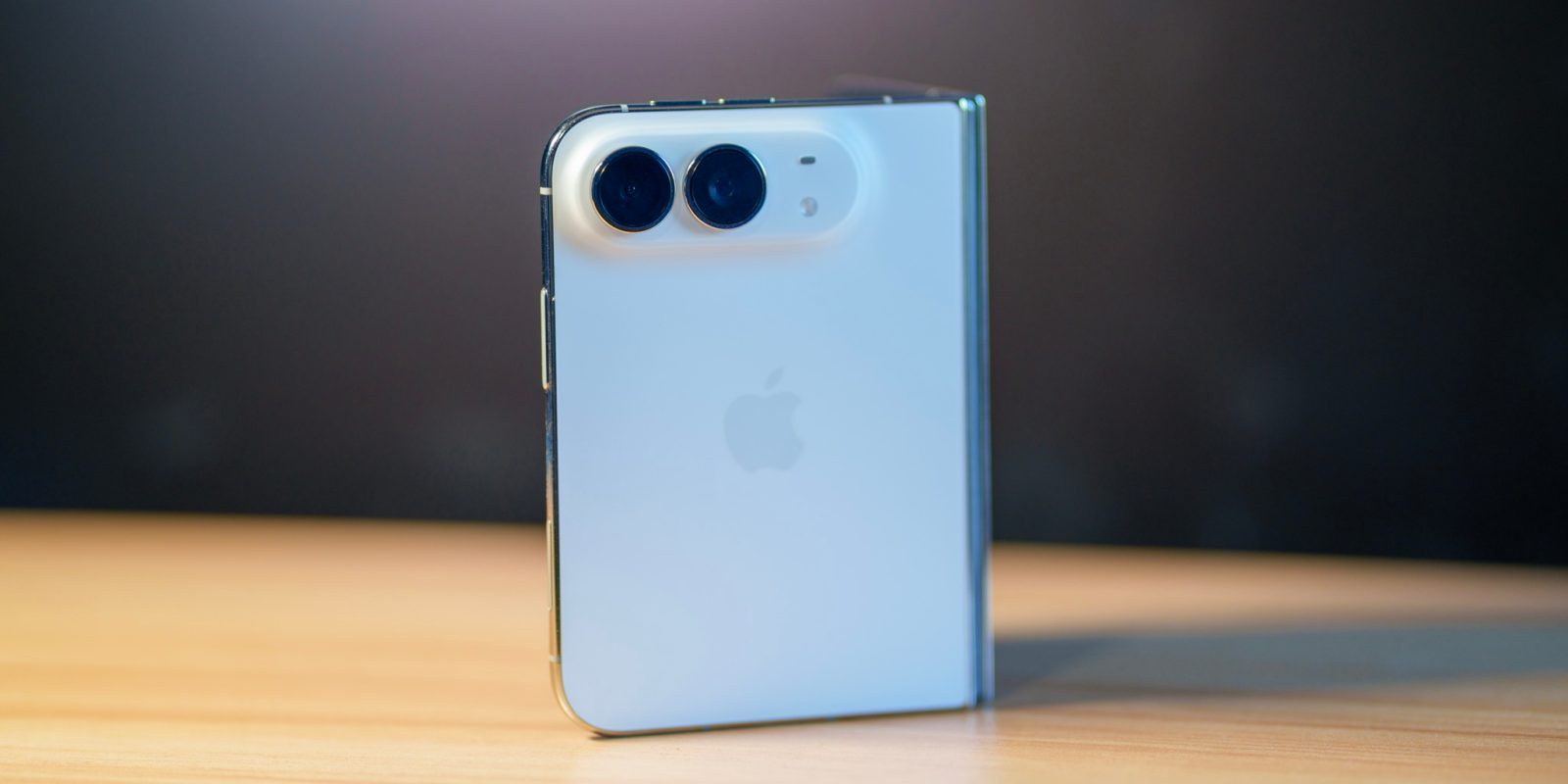 Složený iPhone Duo v modré barvě na stole