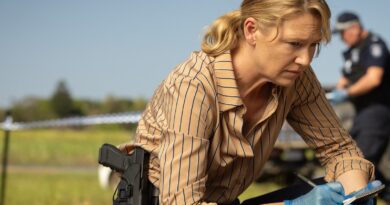 Anna Torv jako vyšetřovatelka na místě činu v seriálu Dustfall