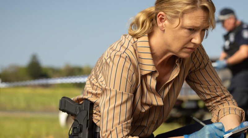 Anna Torv jako vyšetřovatelka na místě činu v seriálu Dustfall
