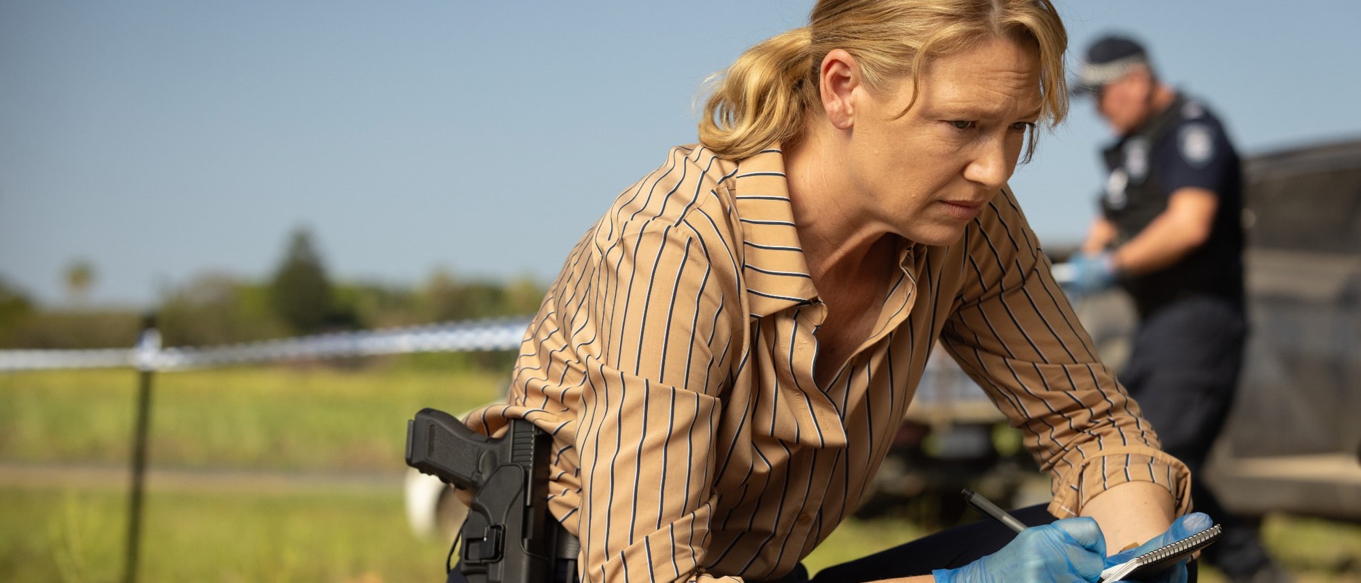 Anna Torv jako vyšetřovatelka na místě činu v seriálu Dustfall