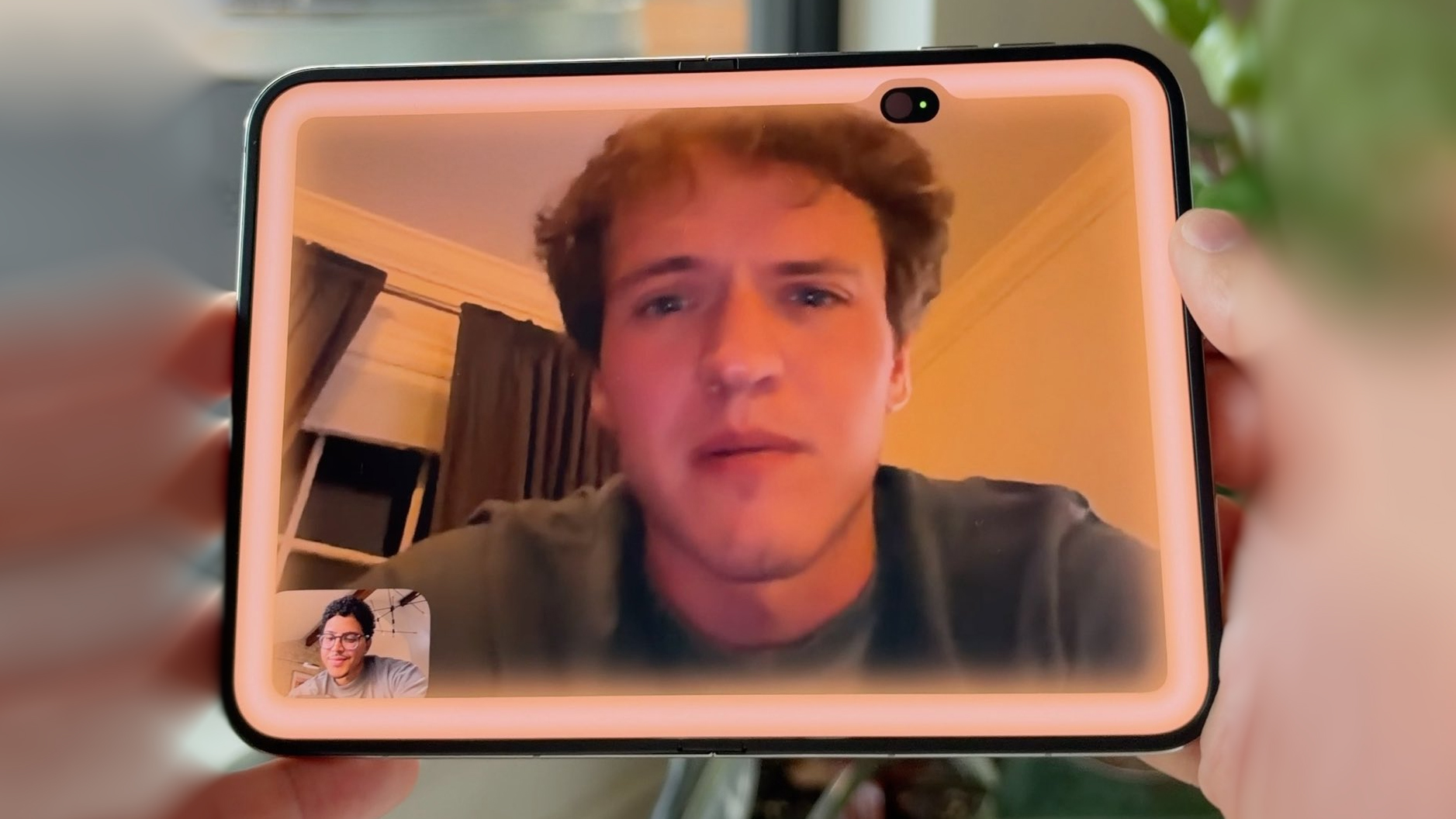 Videohovor na iPhonu Duo se zapnutou funkcí Edge Light