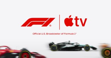 Loga F1 a Apple TV nad formulemi v zatáčce