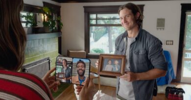 Žena drží iPhone a vede videohovor přes FaceTime