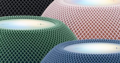 Pět barevných variant reproduktoru HomePod mini 2 vedle sebe