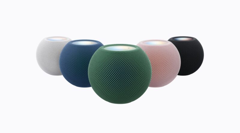 Pět reproduktorů HomePod mini 2 v bílé, modré, zelené, růžové a černé barvě