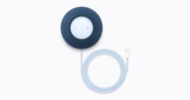 Modrý HomePod mini 2 s připojeným kabelem USB-C
