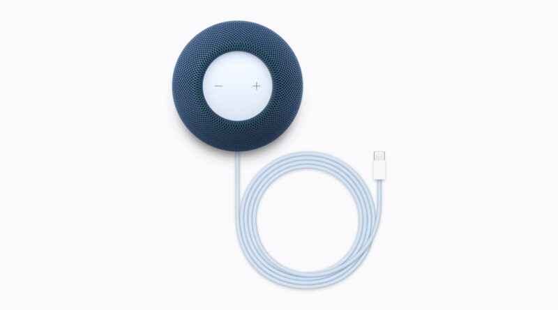 Modrý HomePod mini 2 s připojeným kabelem USB-C