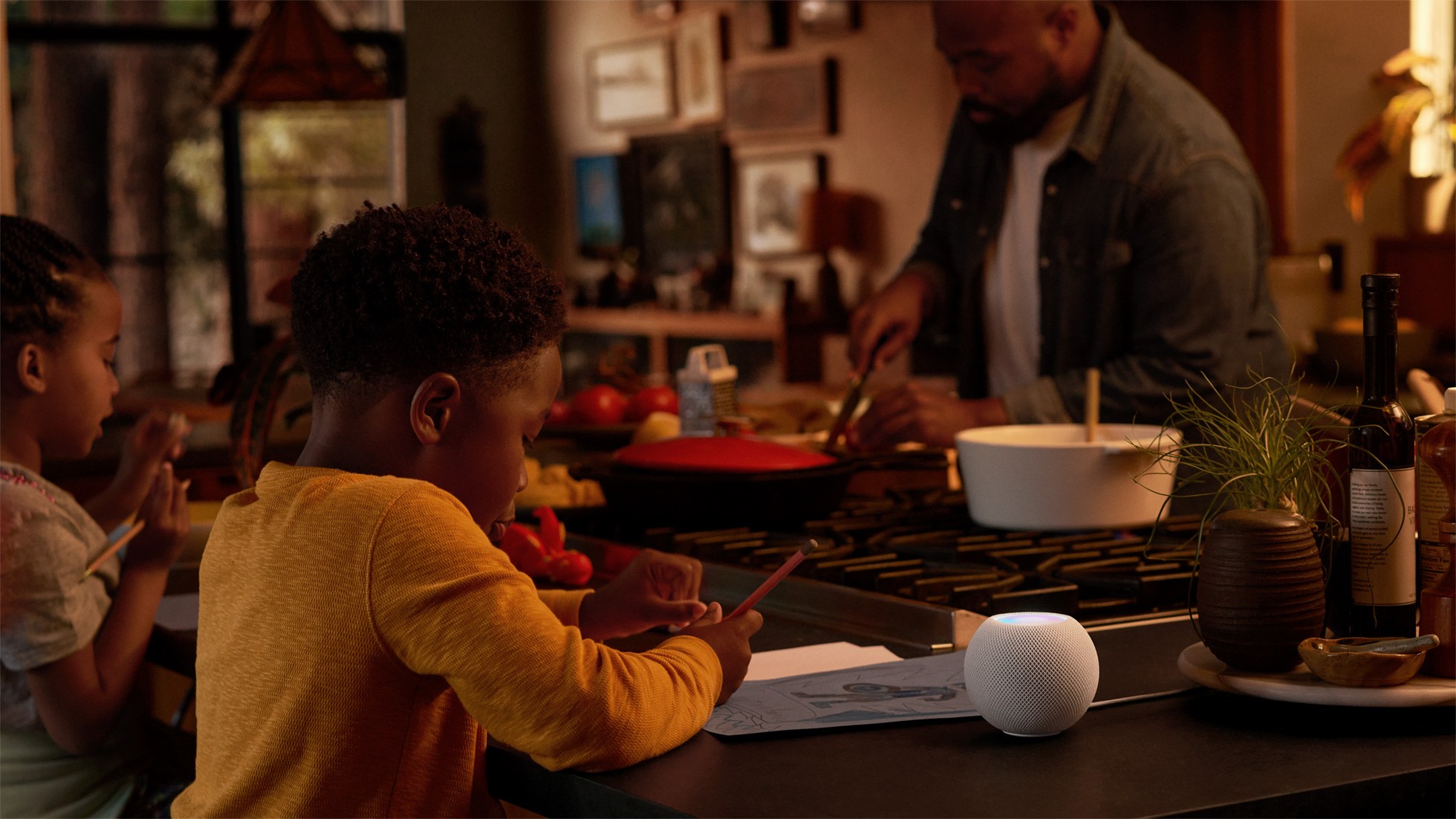 HomePod mini na kuchyňské lince, u stolu sedí děti