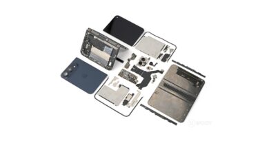 iPhone Duo rozložený na jednotlivé součástky