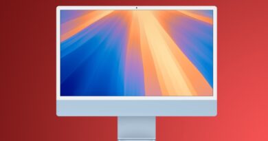 Modrý iMac na červeném pozadí