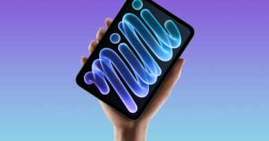 Nový iPad mini s OLED displejem drženy v ruce