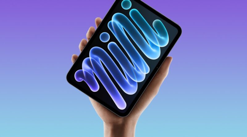 Nový iPad mini s OLED displejem drženy v ruce
