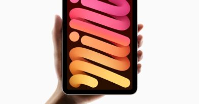 Ruka držící iPad mini s barevnou tapetou
