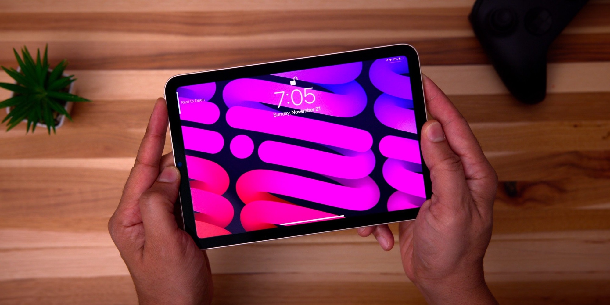 iPad mini držený v ruce