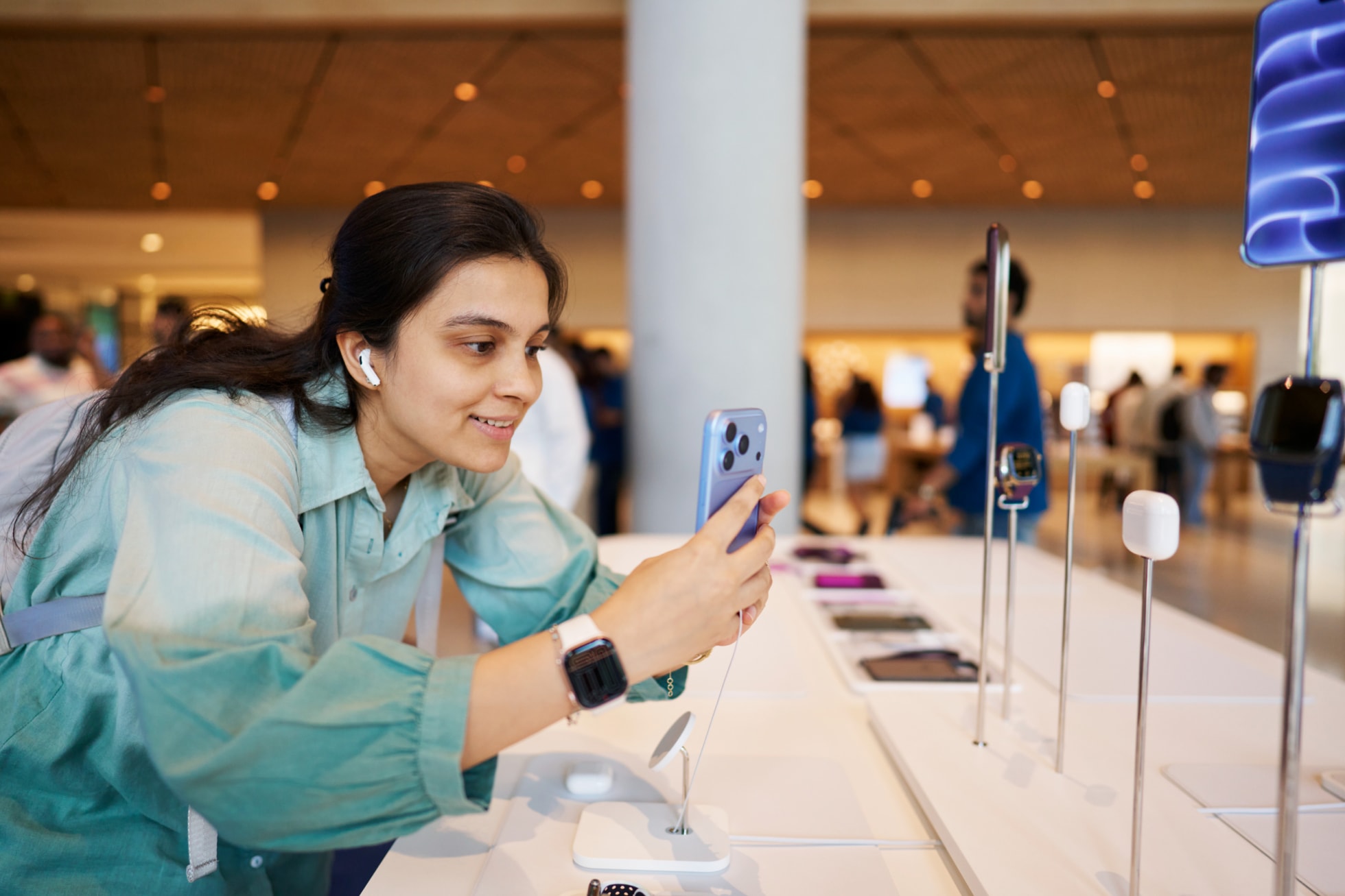 Ukázka iPhonu 18 Pro a AirPods 5 v Apple Storu
