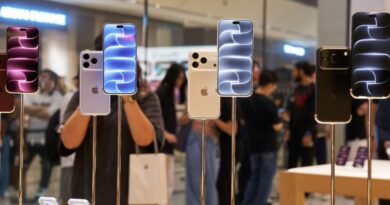 Řada iPhonů 18 Pro vystavená v prodejně