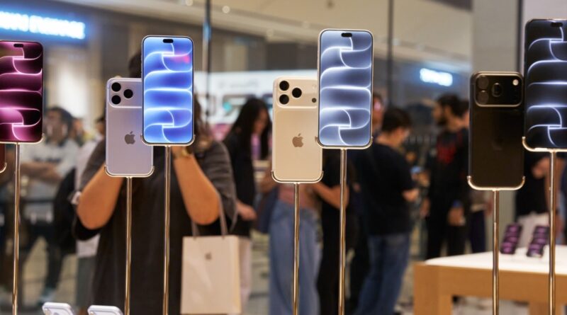 Řada iPhonů 18 Pro vystavená v prodejně
