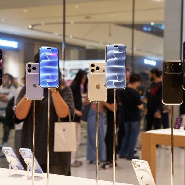 Řada telefonů iPhone 18 Pro vystavená v obchodě Apple Store