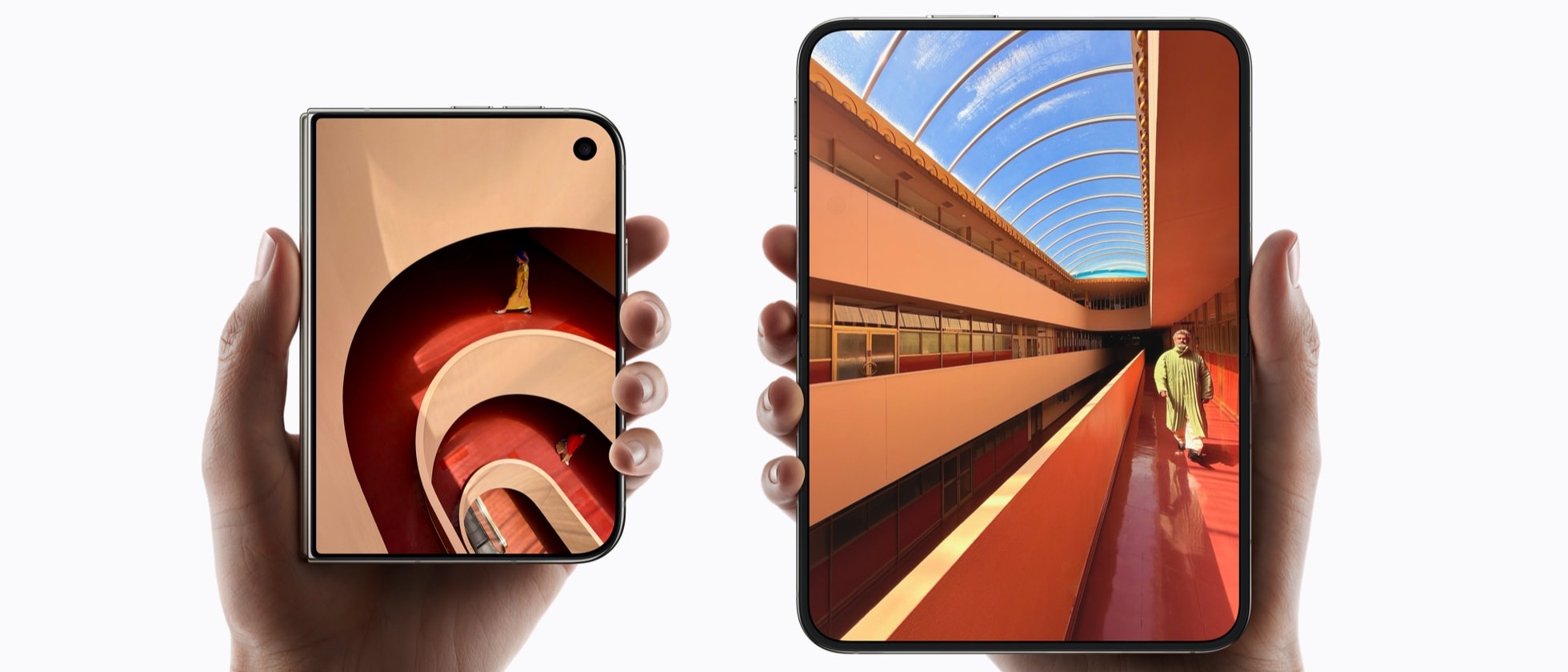 iPhone Duo rozevřený a složený v rukou