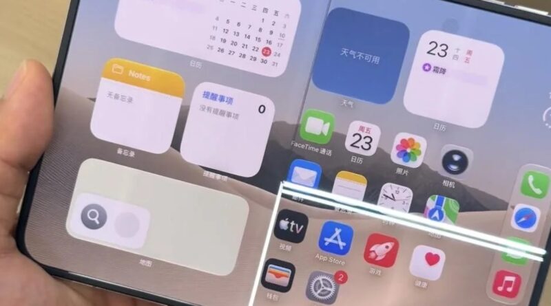 Rozevřený iPhone Duo s prasklinou na vnitřním displeji