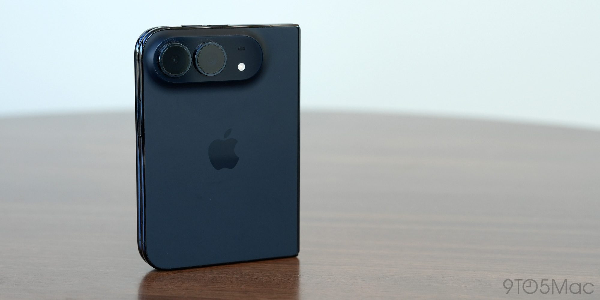 Složený iPhone Duo položený na stole