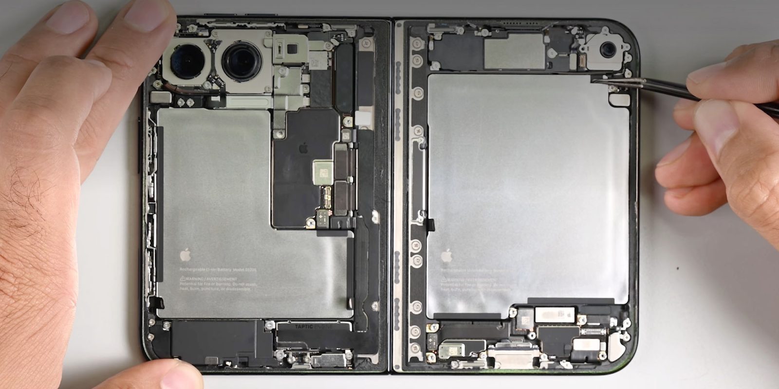 Rozebraný iPhone s viditelnými paměťovými čipy