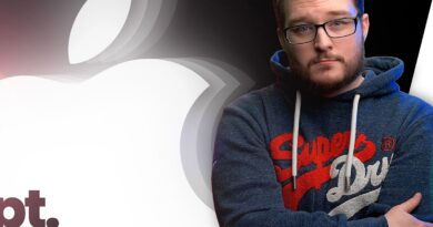 Jon Prosser se založenýma rukama před logem Applu