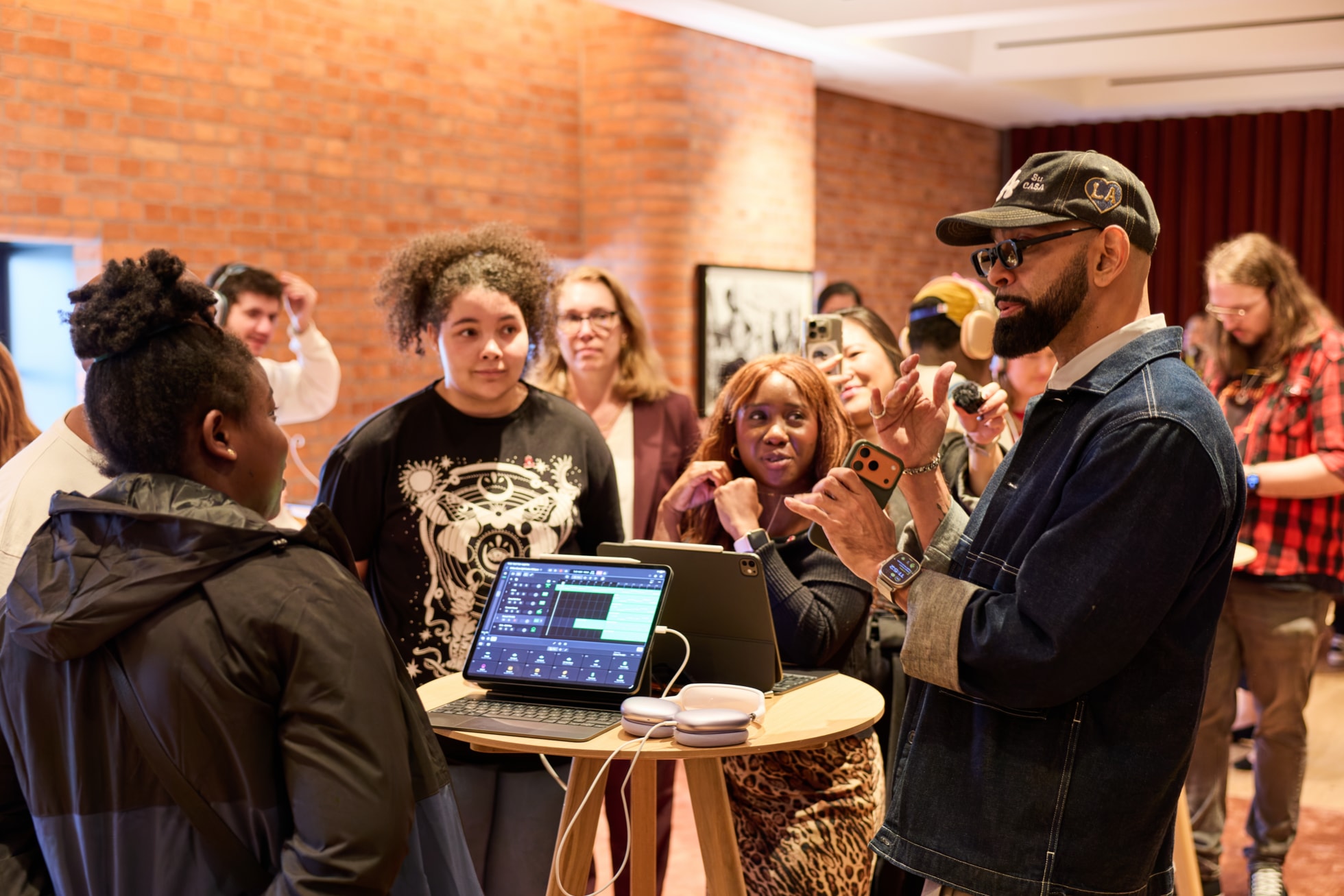 Prophet Guillory z Apple Music hovoří s účastníky programu Creative Labs