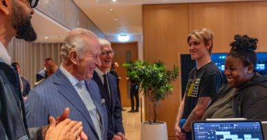 Král Karel III. a Tim Cook zdraví účastníky programu Creative Labs v Apple Music Hall