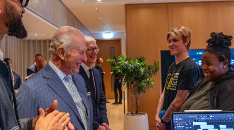 Král Karel III. a Tim Cook zdraví účastníky programu Creative Labs v Apple Music Hall