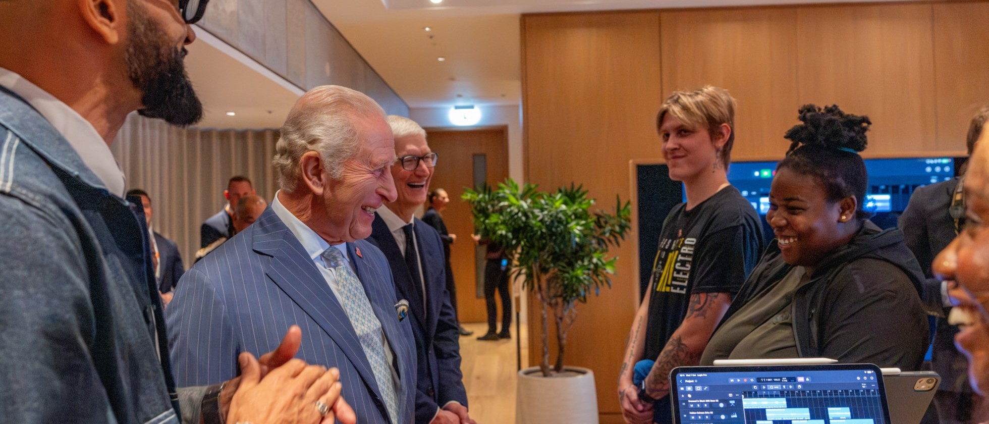 Král Karel III. a Tim Cook zdraví účastníky programu Creative Labs v Apple Music Hall