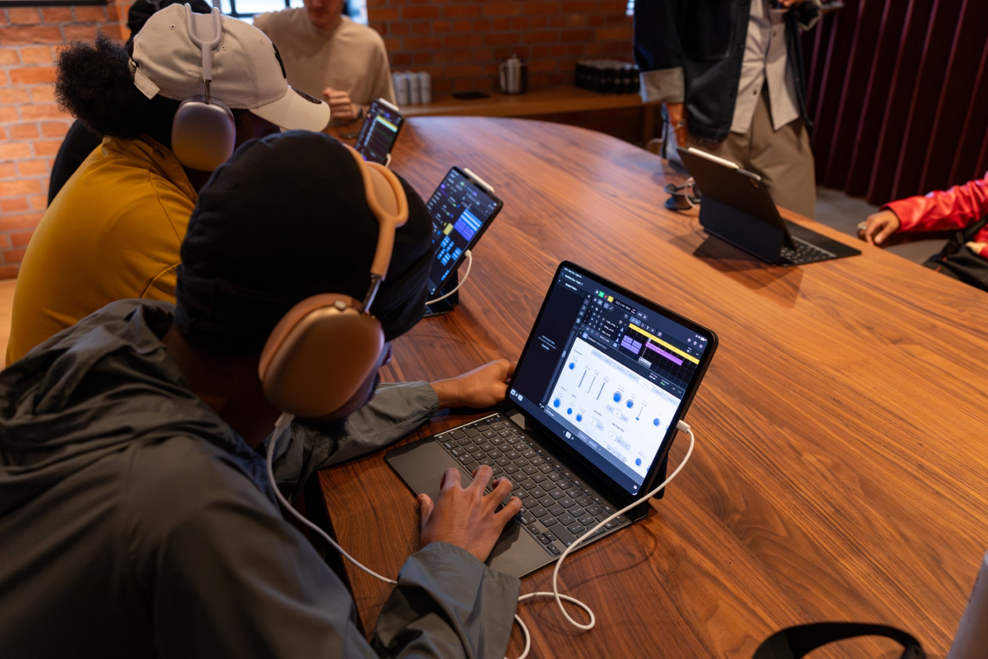 Účastníci hudební dílny Apple x King's Trust Creative Labs s notebooky MacBook Pro