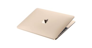 Zavřený dvanáctipalcový MacBook Retina ve zlaté barvě