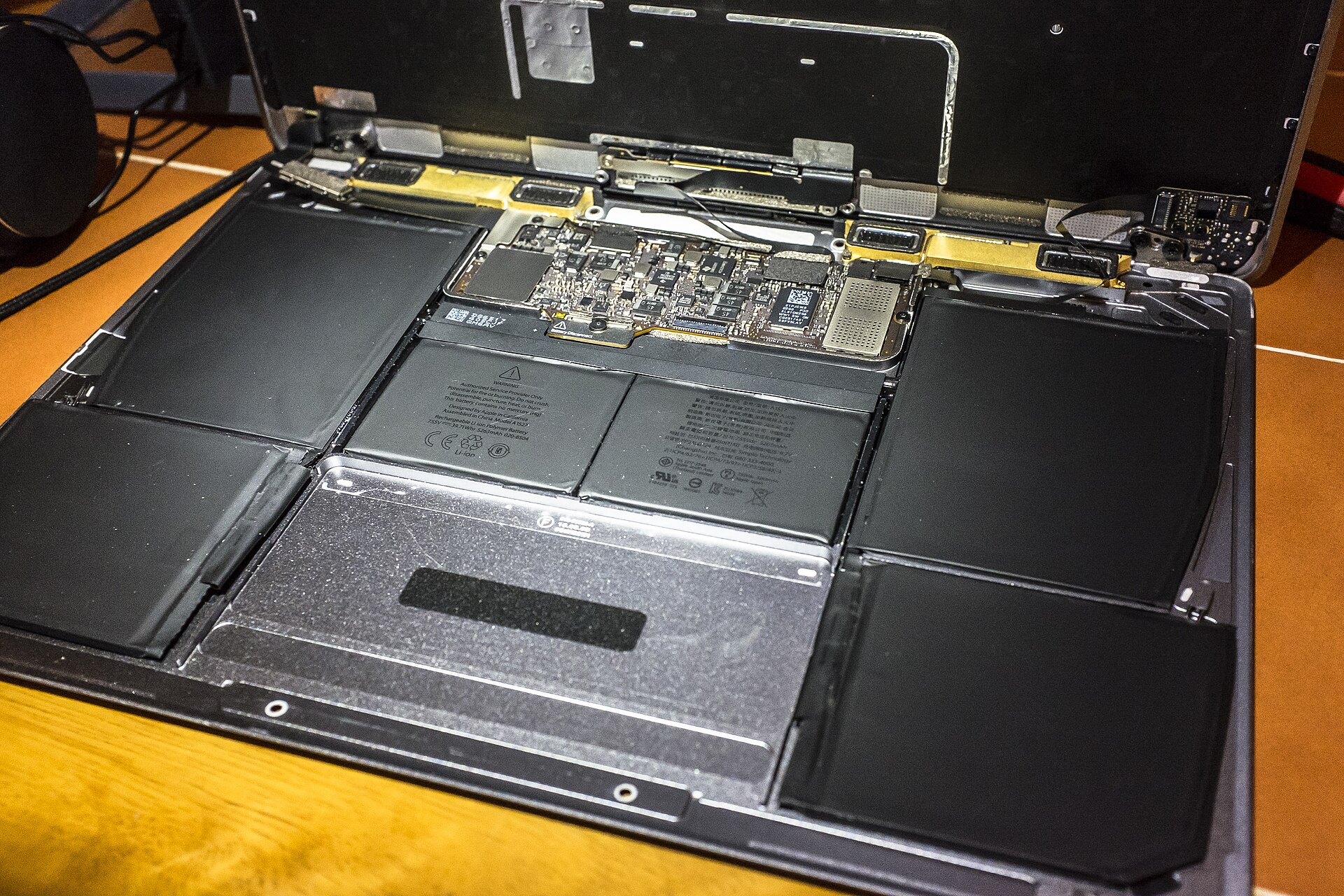 Rozebraný dvanáctipalcový MacBook Retina s vrstvenou baterií
