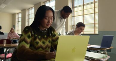 Studentka pracuje na MacBooku Neo ve školní třídě