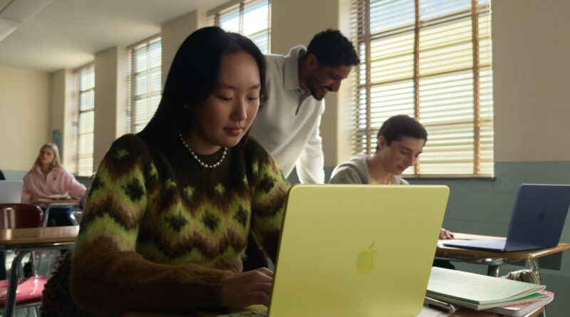 Studentka pracuje na MacBooku Neo ve školní třídě