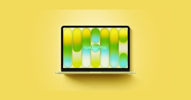 MacBook Neo na žlutém pozadí s otevřeným displejem
