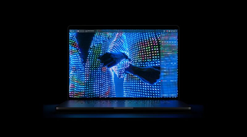MacBook Pro s OLED displejem na tmavém pozadí