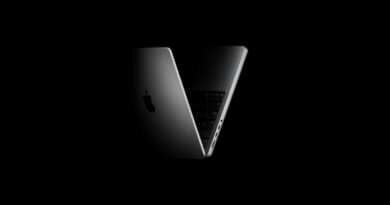MacBook Pro se zavřeným a otevřeným víkem