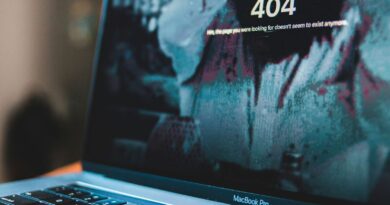 Chybová stránka 404 na displeji MacBooku Pro