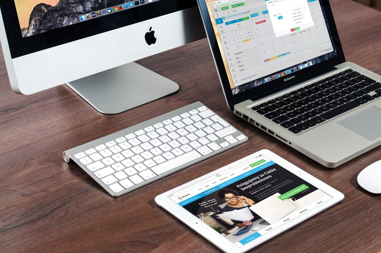 Pracovní stůl s iMacem, MacBookem a iPadem