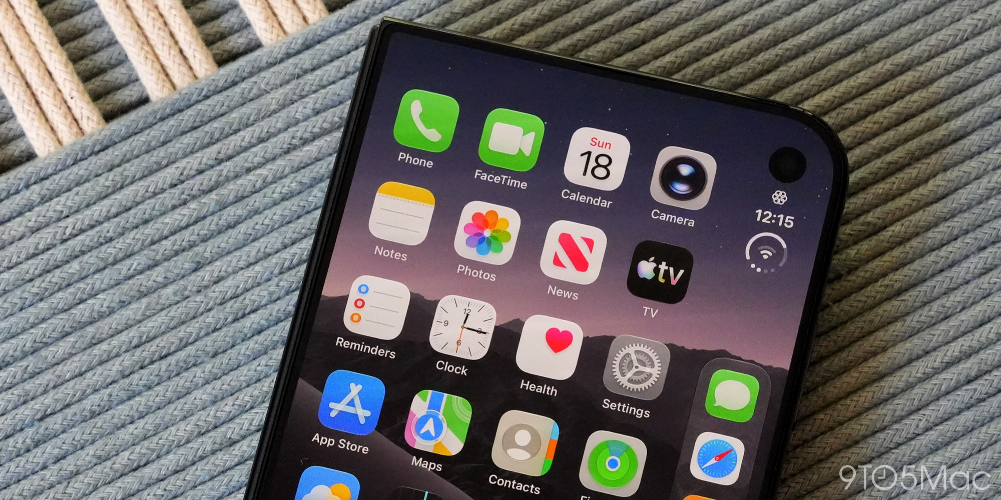 Rozložený iPhone Duo s domovskou obrazovkou
