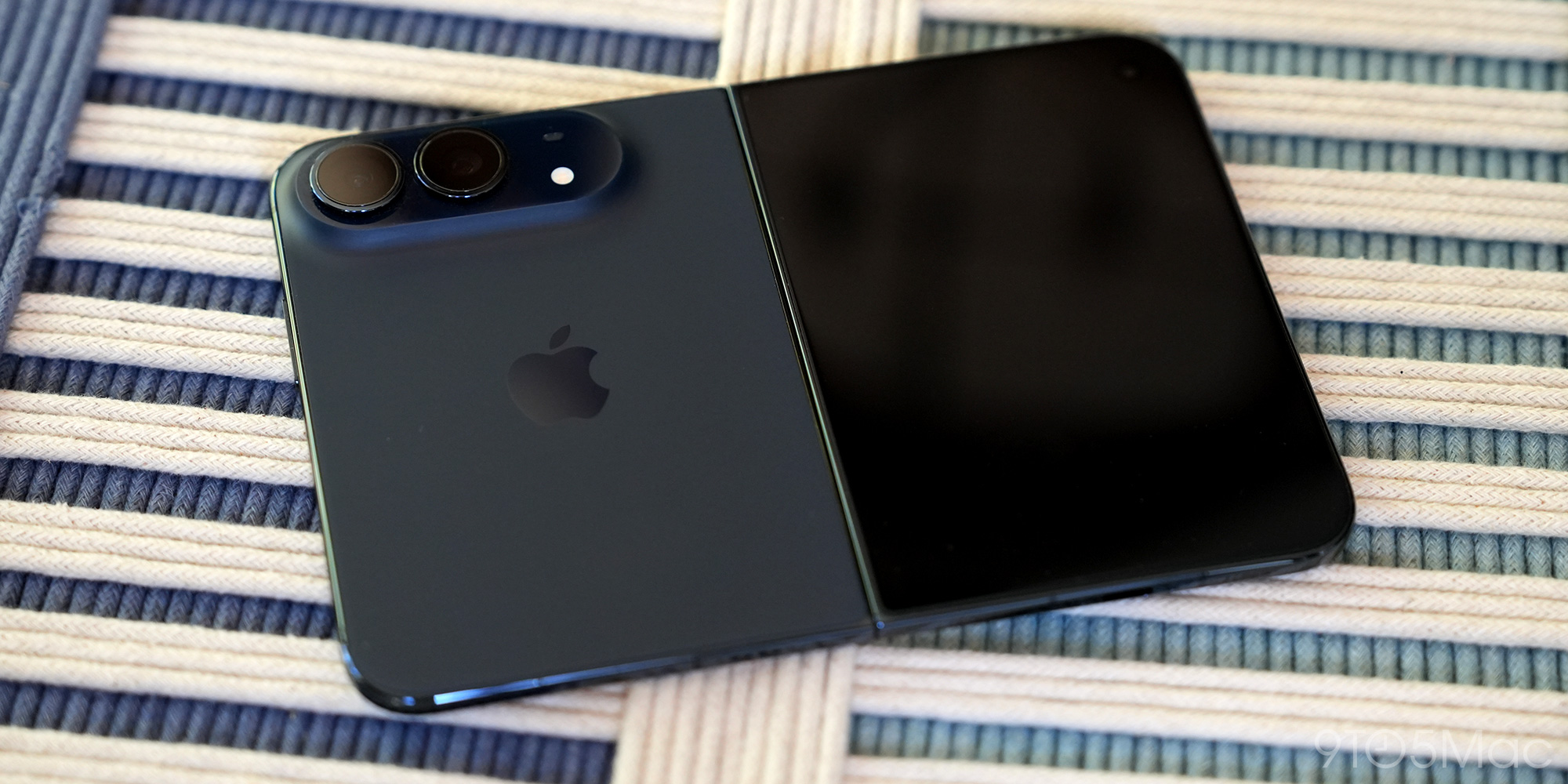 Složený iPhone Duo položený zády nahoru