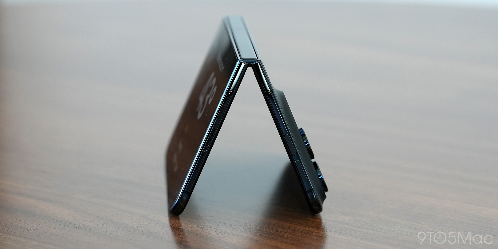 Napůl rozložený iPhone Duo postavený na stole