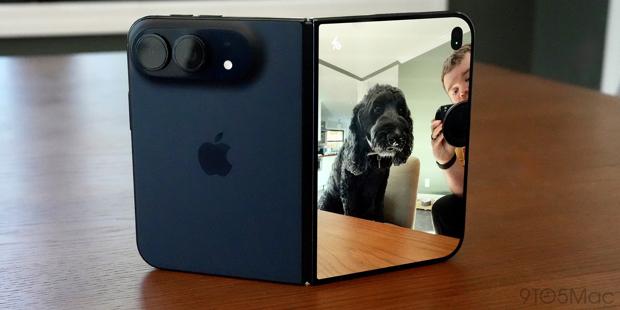 Napůl otevřený iPhone Duo na stole